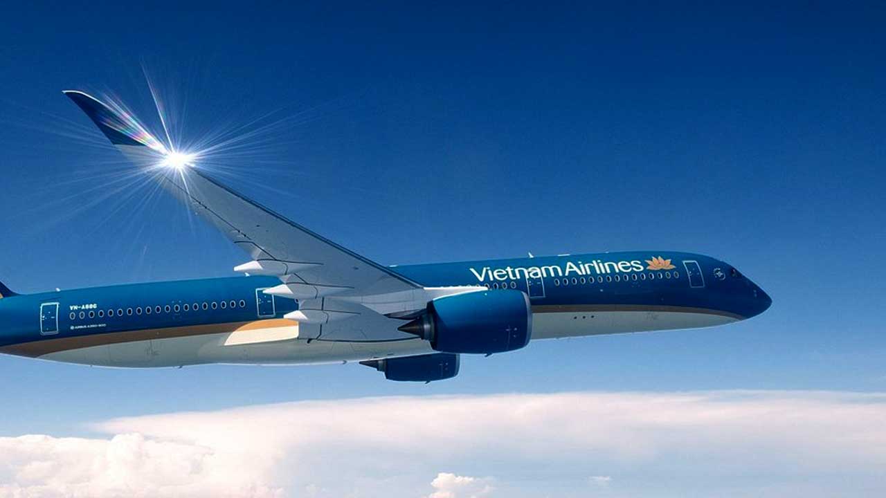 Vietnam Airlines Suspends 4 Pilots