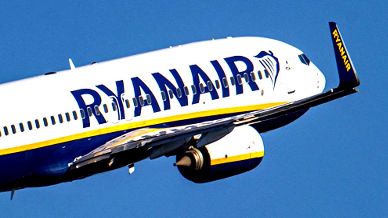 EasyJet and Ryanair cancel hundreds of flights over French air